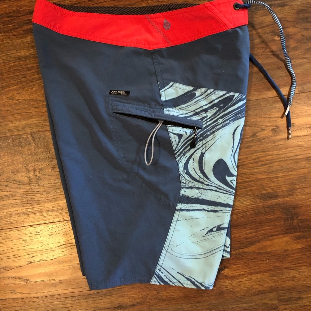 Volcom | Mod Tech Board Shorts | 30 - Picture 2 of 5